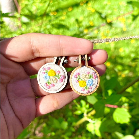 Hand embroidered floral earrings, statement earrings, embroidery hoop earrings - Picture 1 of 3
